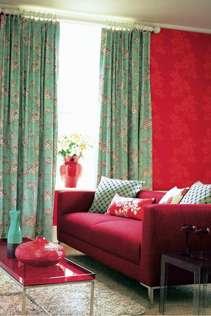Furnish A Living Room With Red Sofa, What Colour Curtains Go With Red Sofa