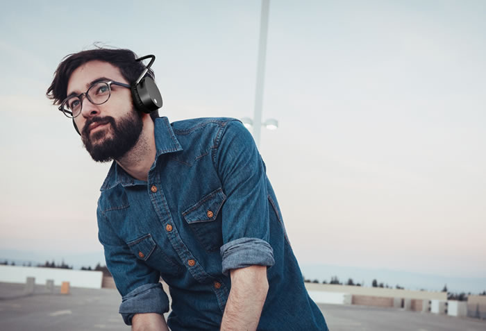 Futuristic And Elegant Gravity Headphones