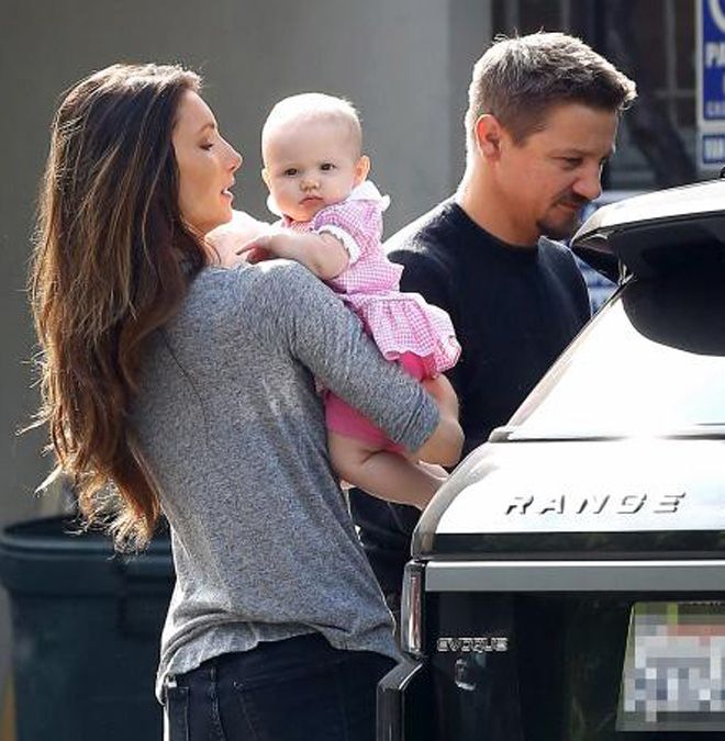 Jeremy_Renner_and_Sonni_Pacheco_with_daughter.