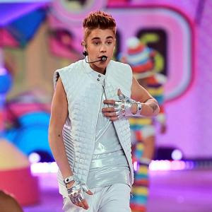 Justin Bieber Distracted By Victoria's Secret Models