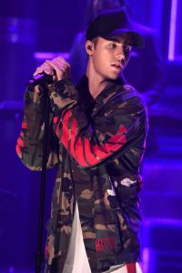 Justin Bieber Perfectly Shuts Down Fan's 'Personal' Selena Gomez Question At Concert