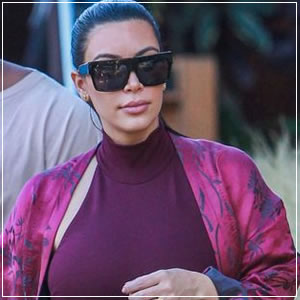 Kim Kardashian Shows off her Baby Bump