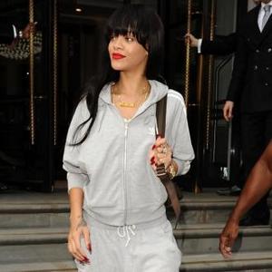 Rihanna Bodyguard Punches Photographer