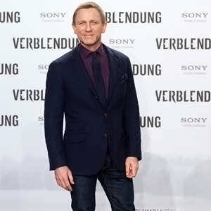 Daniel Craig Enjoys Trips to Pub