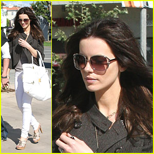 Kate Beckinsale found Colin Farrell intimate scenes 'awkward'