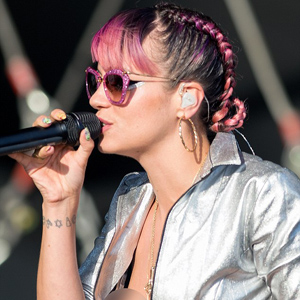 Lily Allen suffers a wardrobe malfunction