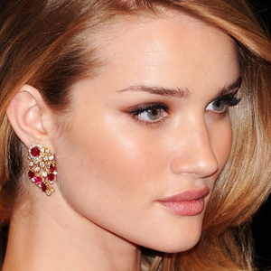 As fragile as Rosie Huntington - Celebrity Gossips