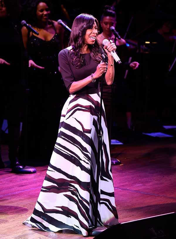 Natalie Cole performing