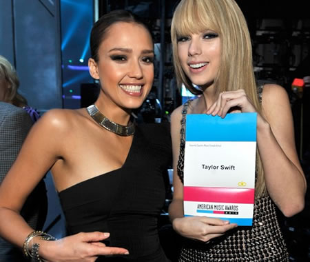 Jessica Alba, Taylor Swift