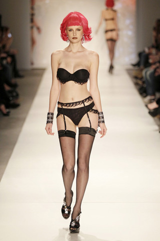 Hunke-mÃ¶ller -collection-at- amsterdam-fashion-week -2011
