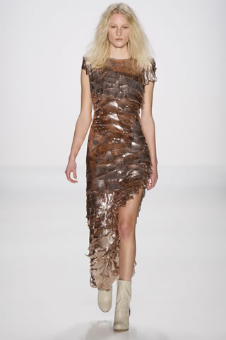 Mercedes Benz Berlin 2011 Collection Lever Coutures