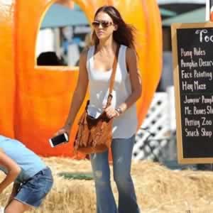 Jessica Alba Really Loves Her Melissa Lovy Necklace