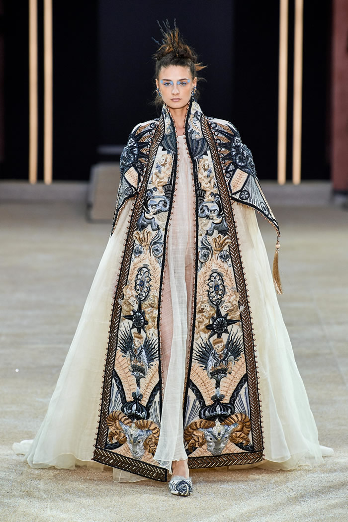 Guo Pei Haute Couture Fall Winter 2019/2020