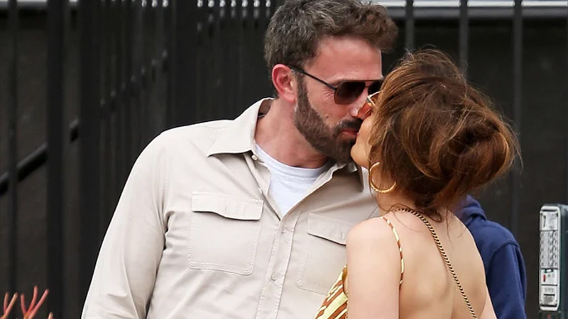 Jennifer Lopez and Ben Affleck Share a Sweet Kiss